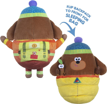 Hey Duggee Sonidos y música: explora y ronca Camping Duggee con palo adhesivo y saco de dormir reversible Peluche reciclado sostenible. ¡2 en 1! Incluye actividades QR (2174), naranja