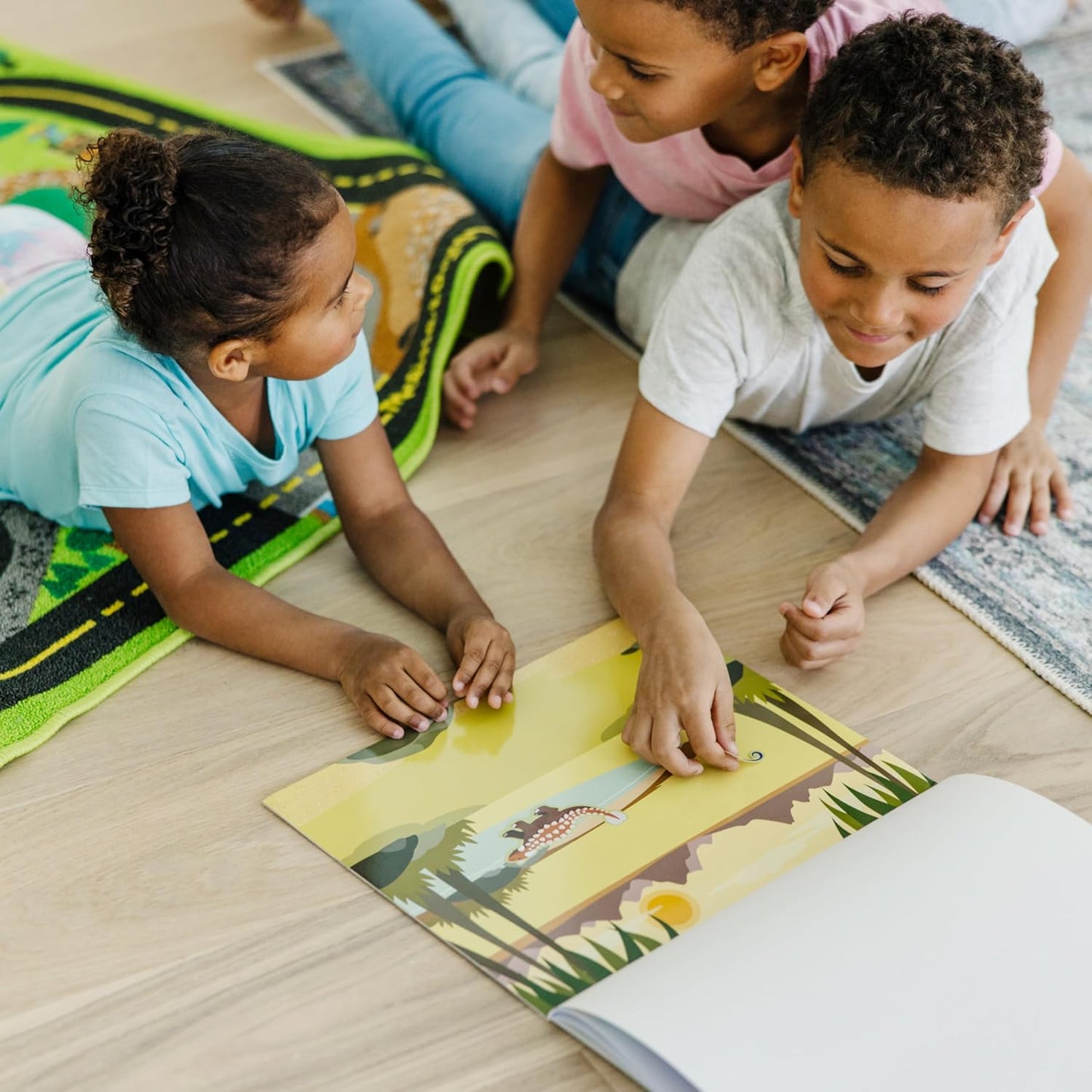 Melissa & Doug Livros de adesivos reutilizáveis para crianças a partir de 3 anos, livro de adesivos de habitats e natureza, atividades de avião para crianças, pacotes de atividades de viagem para crianças