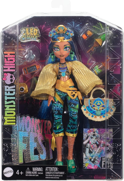 Monster High Boneca Cleo De Nile com roupa Glam Monster Fest e acessórios temáticos do festival, como lanches, pôster da banda, bolsa de declaração e muito mais