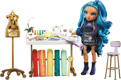 Rainbow High Dream &amp; Design Fashion Studio Playset - Juego de diseñador de moda con muñeca Blue Skyler Bradshaw y kit de moda fácil sin costuras - Ideal para niños de 4 a 12 años y coleccionistas