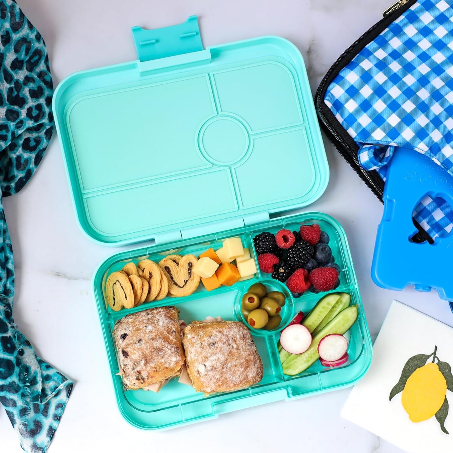 Yumbox  Tapas tamanho maior - lancheira Bento à prova de vazamentos com 5 compartimentos para pré-adolescentes, adolescentes e adultos (Bali Aqua com bandeja Aqua transparente) (BAIII202303A)