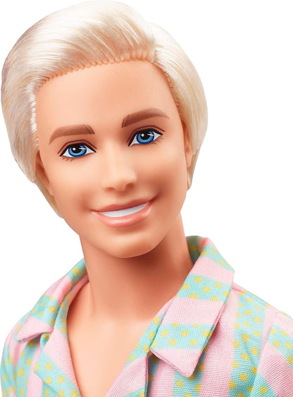 Barbie Boneco Ken colecionável do filme vestindo um grande casaco de pele falsa e colete preto com franjas e bandana, HRF31