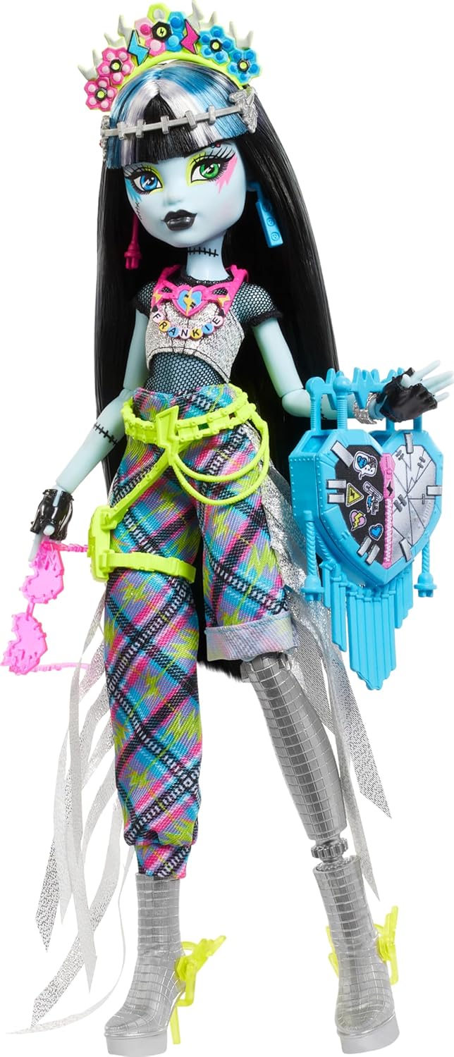 Monster High Boneca Frankie Stein com roupa Glam Monster Fest e acessórios temáticos de festival, como lanches, pôster da banda, bolsa de declaração e muito mais, HXH79