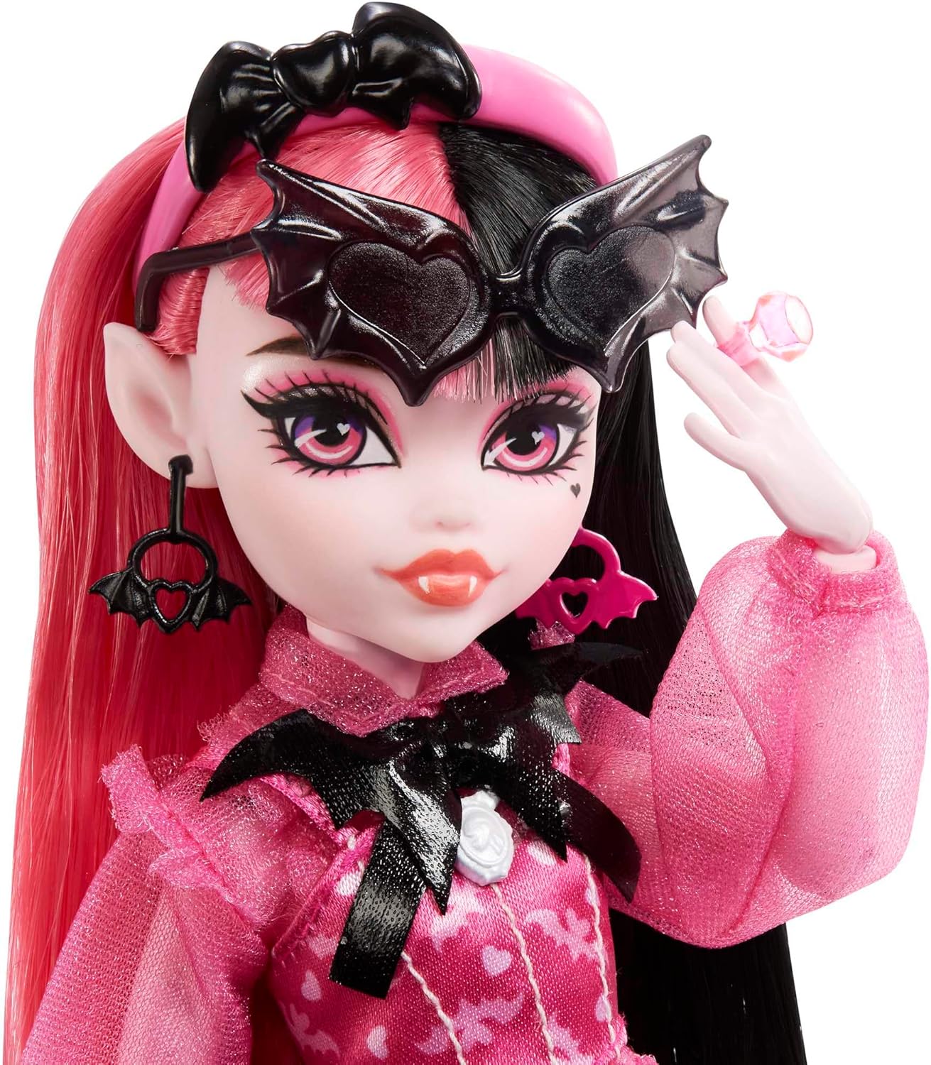 Monster High Boneca Draculaura, boneca vampira moderna com cabelo rosa e preto, Toy Bat Count Fabulous e acessórios para bonecas, brinquedos para maiores de 4 anos, uma boneca, HHK51