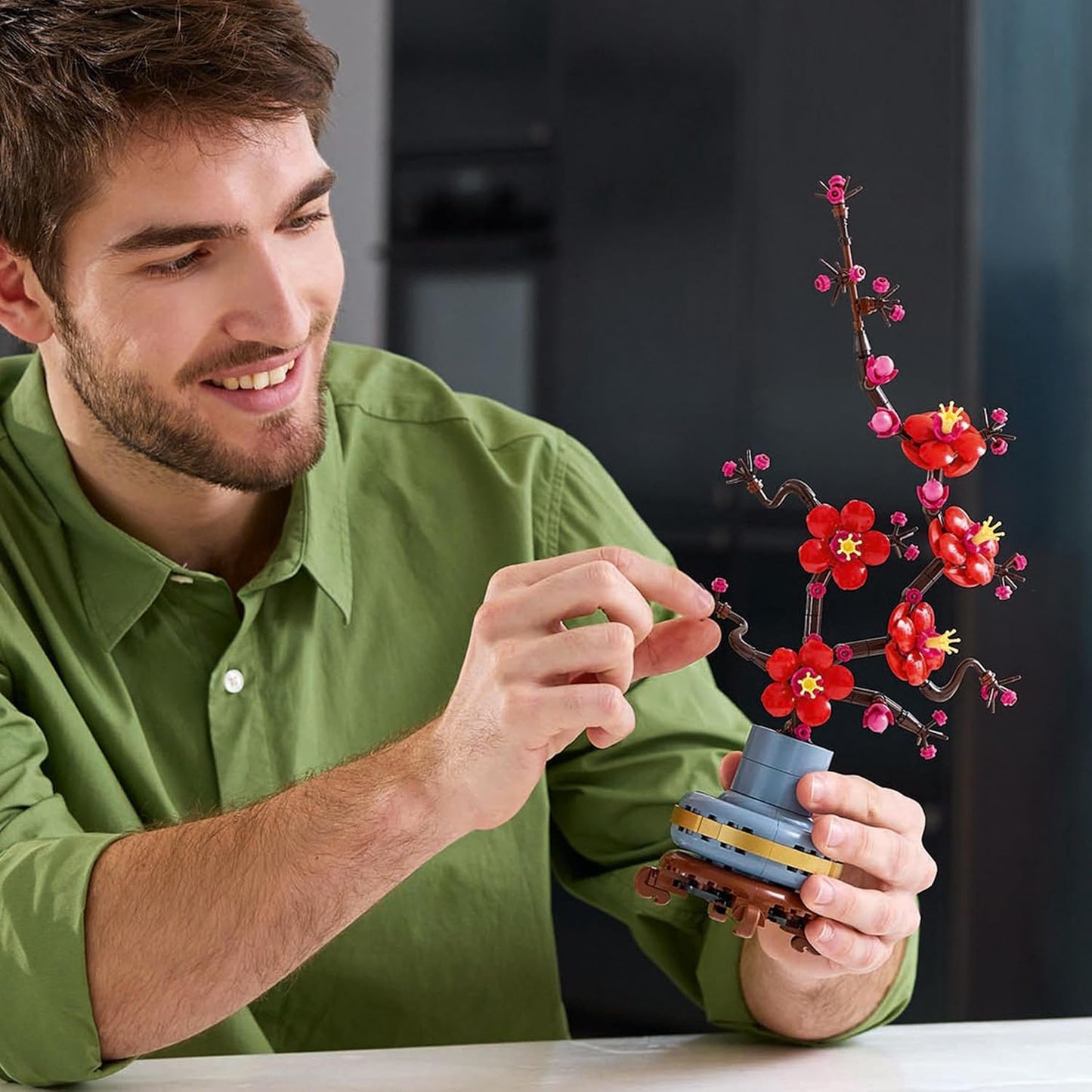 LEGO Conjunto de construção de flores em flor de ameixa LEGO Icons, kit de modelo de planta falsa para adultos construir, peça de exibição de decoração de escritório doméstico, presente de coleção botânica para mulheres, homens,