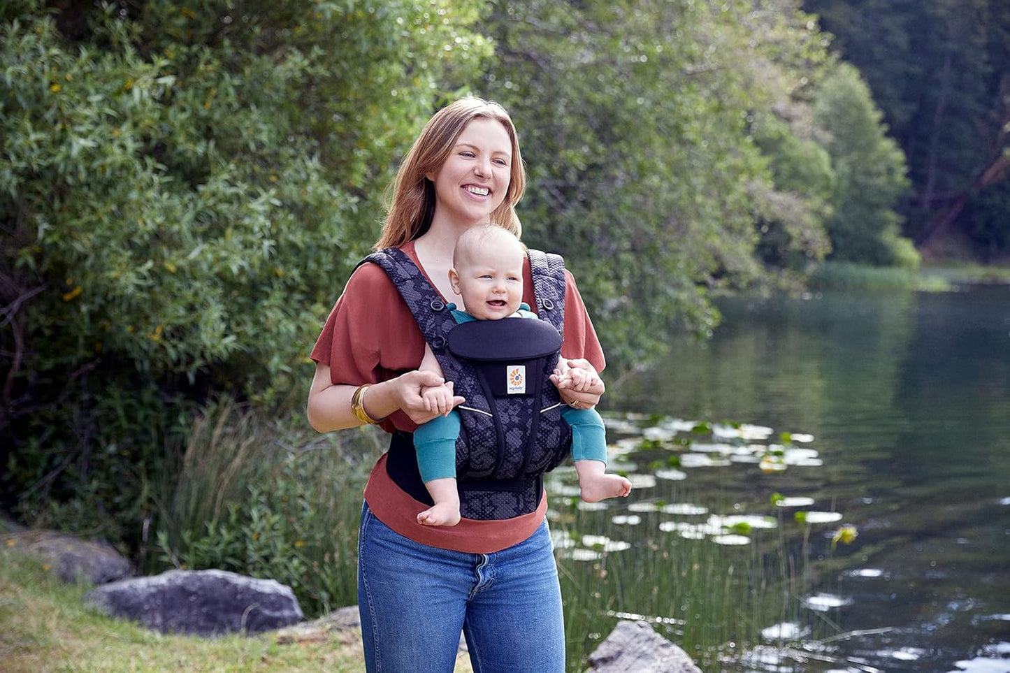 Ergobaby Omni Breeze Portabebés para recién nacidos, desde el nacimiento hasta 45 lbs, 4 posiciones, malla SoftFlex, posición ergonómica del bebé hacia adentro y hacia atrás, Onyx Blooms