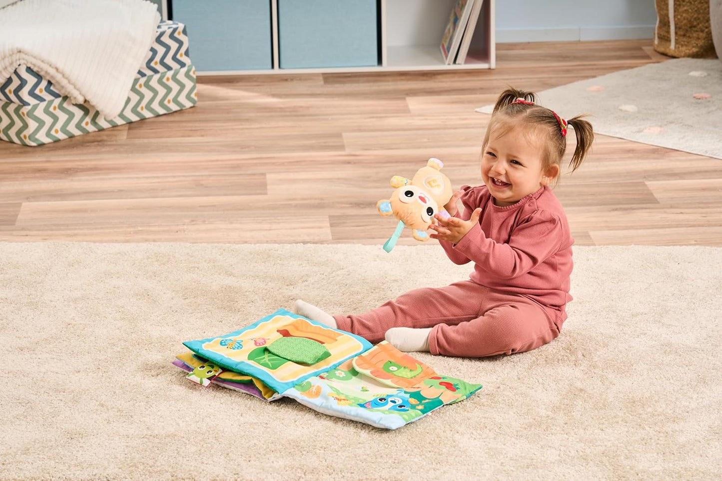 VTech Baby Hide and Peek Soft Book, Libro sensorial con 6 páginas táctiles, melodías y canciones y osito desmontable, juguete interactivo, regalo para bebés de 3, 6, 12, 18 meses en adelante, versión en inglés