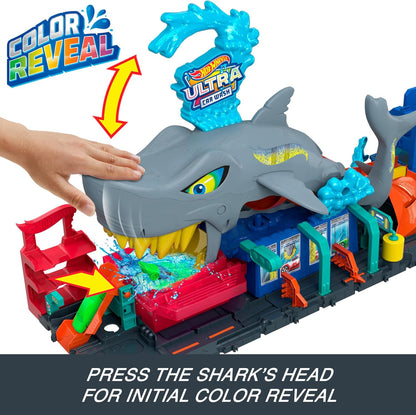 Hot Wheels Let's Race Netflix - Conjunto de pista de carro de brinquedo da cidade, Ultra Shark Car Wash com carro de brinquedo de revelação de cores em escala 1:64, recurso de mudança de cor repetida, armazenamento, HTN82