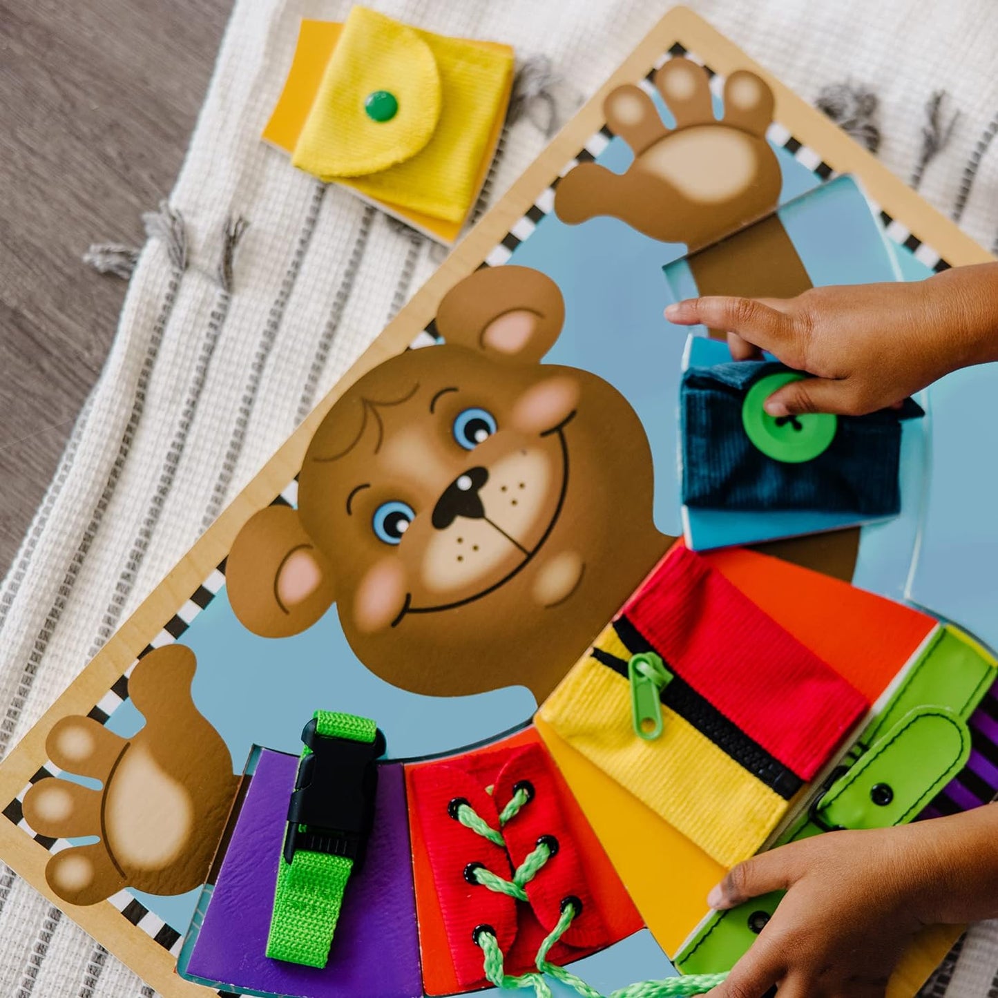 ¡Las pistas de Melissa y Doug Blue y tú! Tablero de actividades de madera con tarjetas de consejos | Paquete de tablero de actividades para niños | Juego de desarrollo | 3+ | Regalos para niño o niña