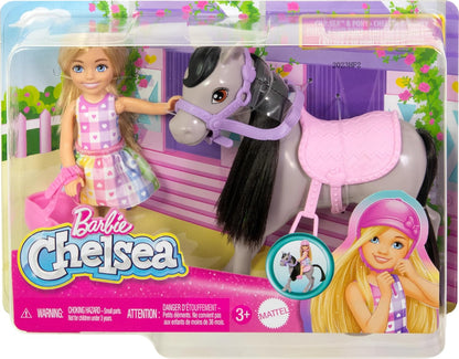 Barbie Conjunto de boneca Chelsea e cavalo, inclui acessório de capacete e sela, a boneca se dobra nos joelhos para "montar" no pônei cinza, HTK29