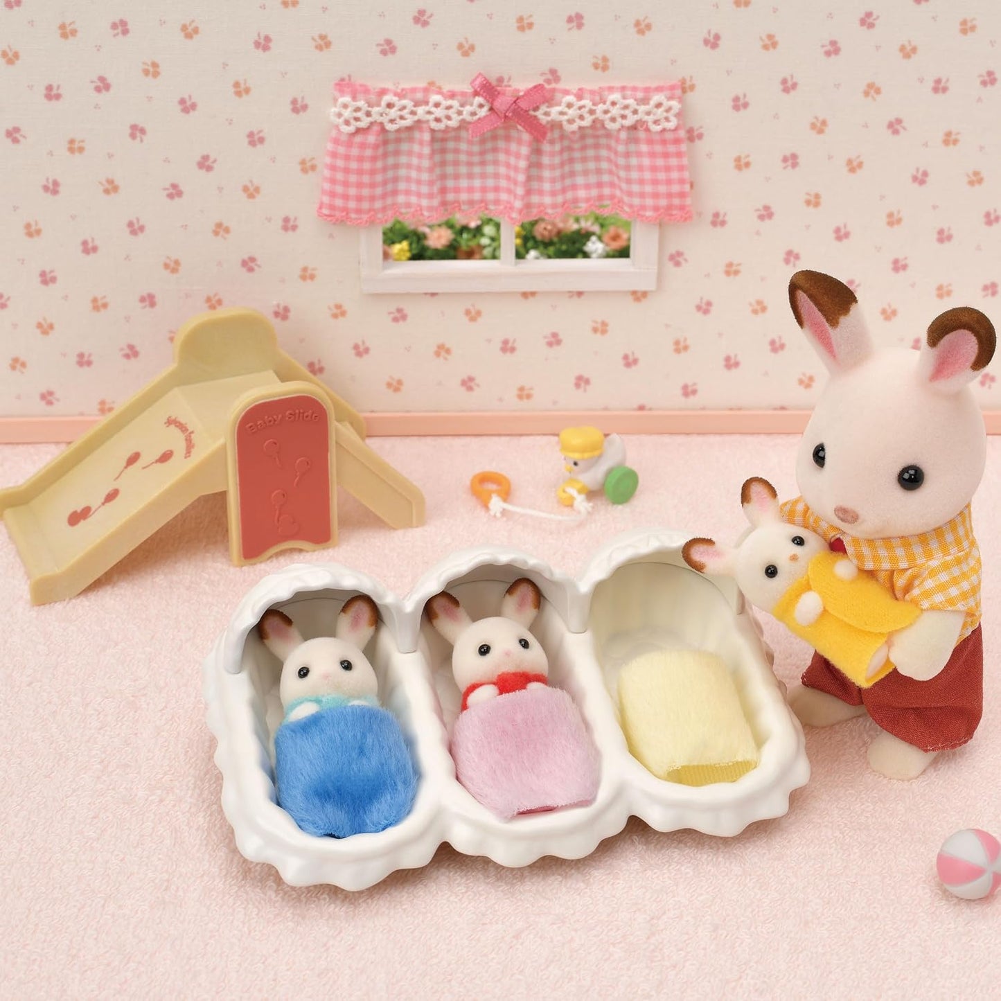 Sylvanian Families 5532 Conjunto de cuidados para trigêmeos - Conjuntos de brinquedos para casa de bonecas, amarelo, azul, menta, verde, rosa, vermelho