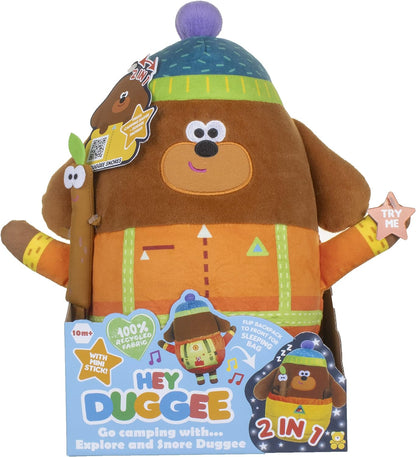 Hey Duggee Sonidos y música: explora y ronca Camping Duggee con palo adhesivo y saco de dormir reversible Peluche reciclado sostenible. ¡2 en 1! Incluye actividades QR (2174), naranja