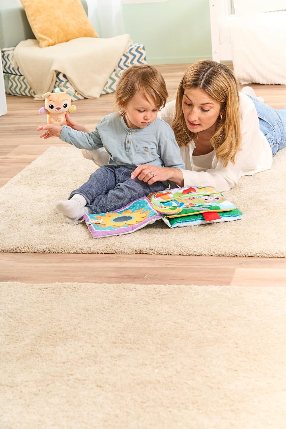 VTech Livro macio Baby Hide and Peek, livro sensorial com 6 páginas táteis, melodias e canções e urso destacável, brinquedo interativo, presente para bebês de 3, 6, 12, 18 meses ou mais, versão em inglês