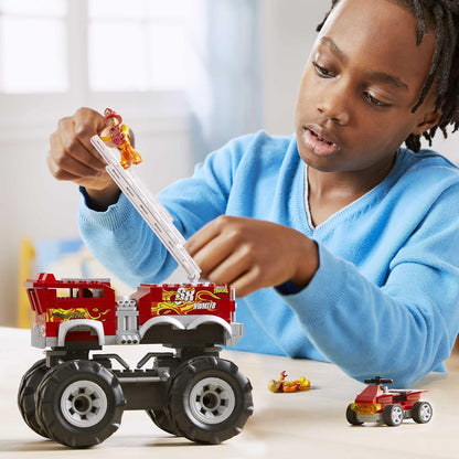 MEGA Conjunto de brinquedos para construção de caminhão monstro Hot Wheels, caminhão de bombeiros com 5 alarmes com 284 peças e rodas gigantes, 1 microfigura de ação, vermelho, idade 5 anos ou mais, HHD19