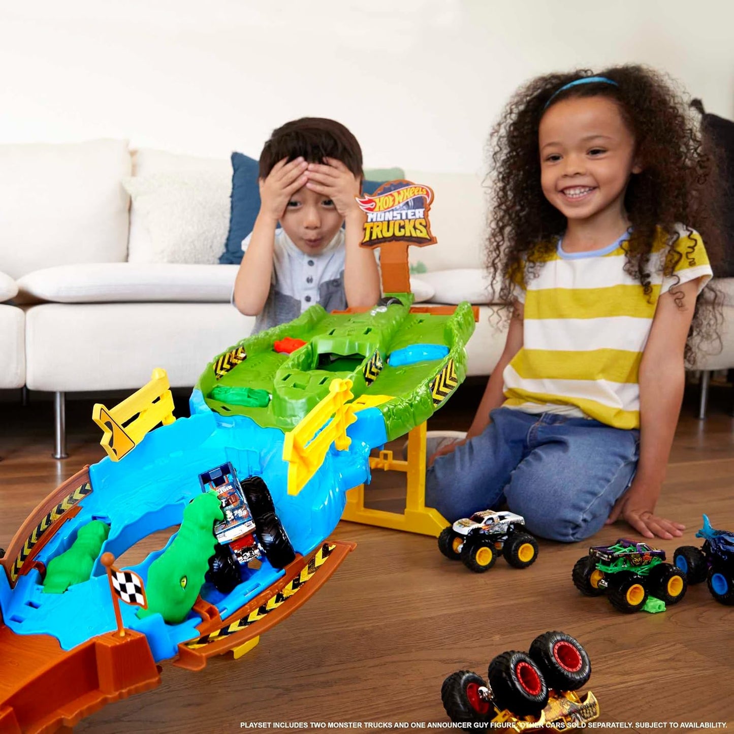 HOT WHEELS TOTAL Monster Trucks Wreckin’ Raceway Playset com Monster Trucks Bigfoot e Gunkster para competição frente a frente, brinquedo para crianças de 3 anos e OIder