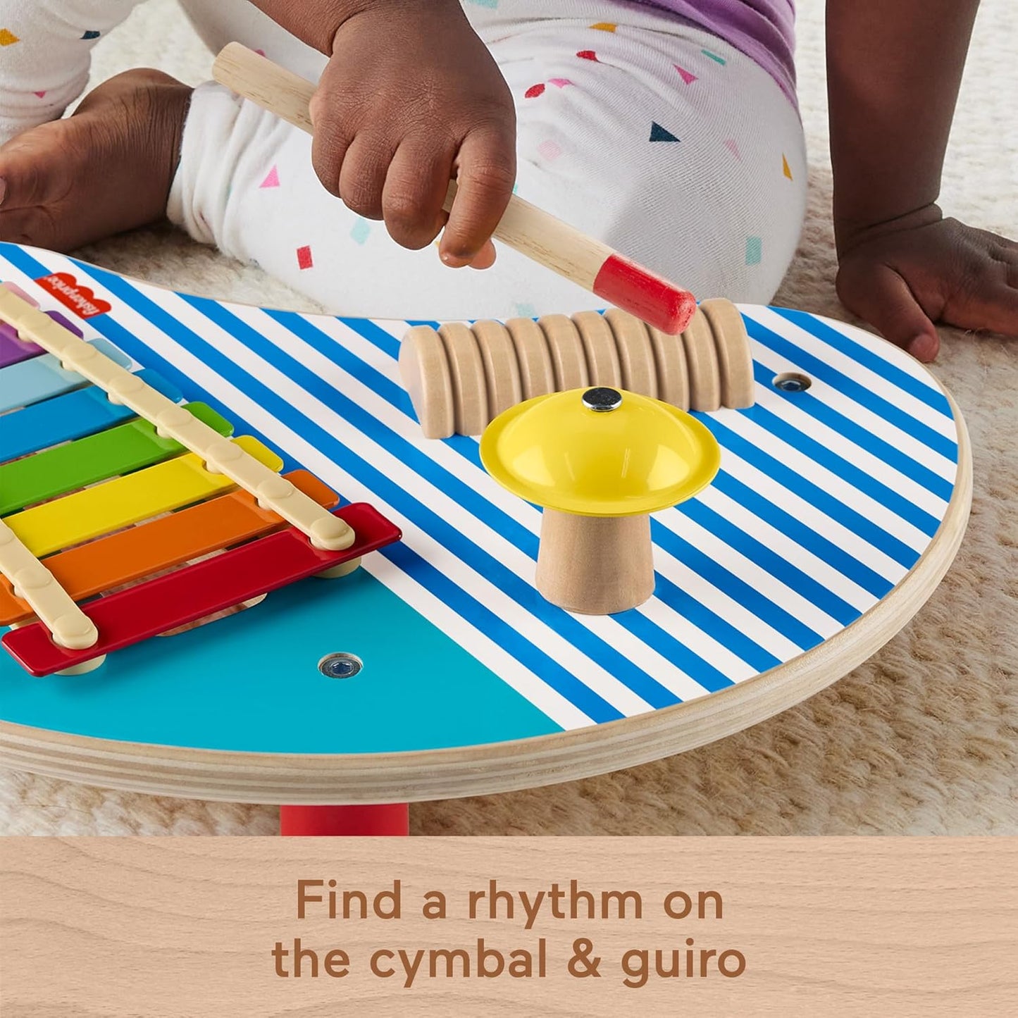 Fisher-Price Mesa musical de madeira de brinquedo para crianças com instrumentos de percussão, 3 peças de madeira para brincadeiras de desenvolvimento para crianças em idade pré-escolar com mais de 2 anos