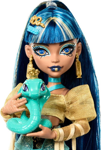 Monster High Boneca Cleo De Nile em blusa dourada e saia em camadas, inclui hissette de cobra de estimação e acessórios como mochila, lanche e pergaminho, HXH74