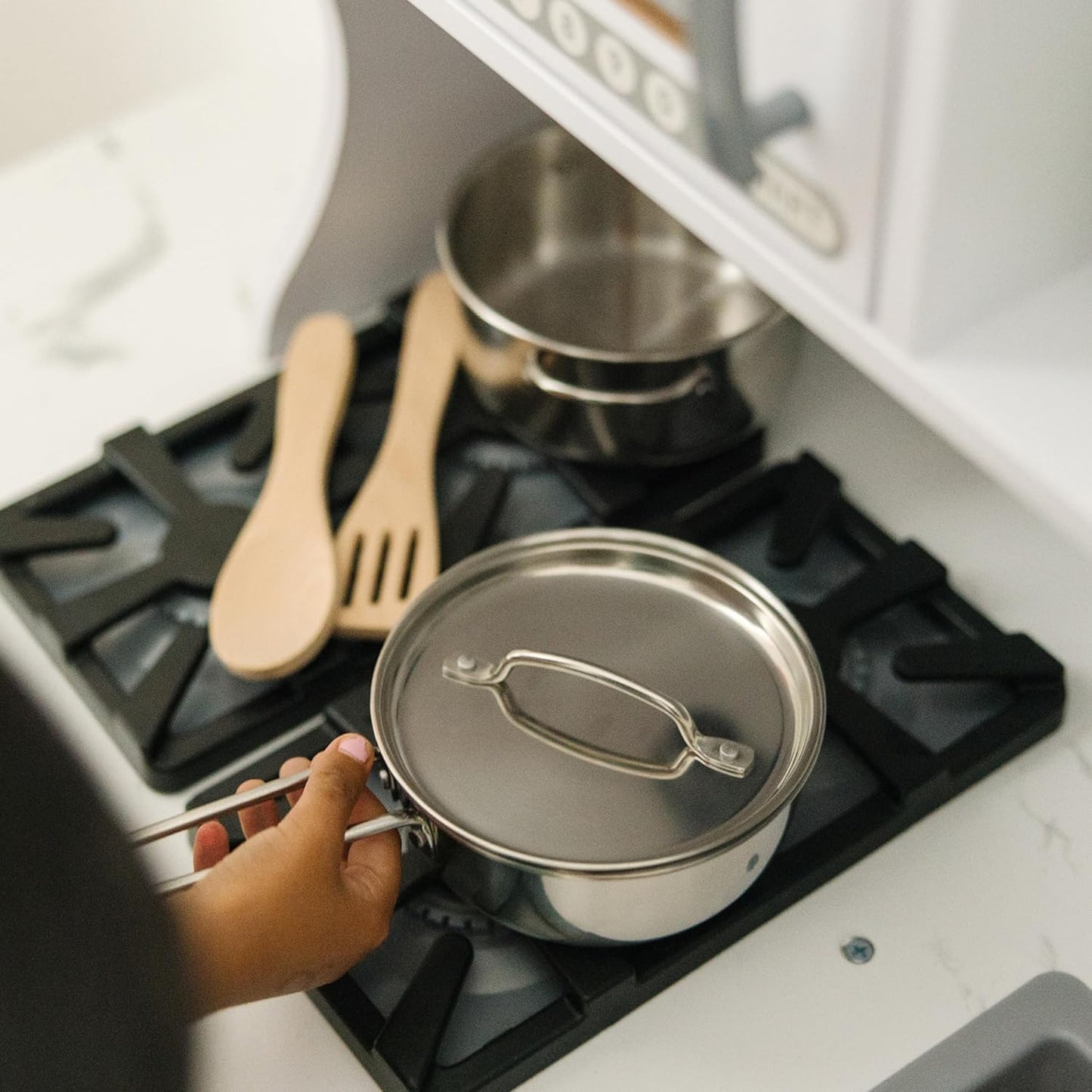 Melissa & Doug Conjunto de panelas e frigideiras infantis e acessórios de cozinha para crianças brincam de cozinha e brinquedos para comida | Playset de cozinha para crianças, acessórios de cozinha de brinquedo para meninas ou meninos