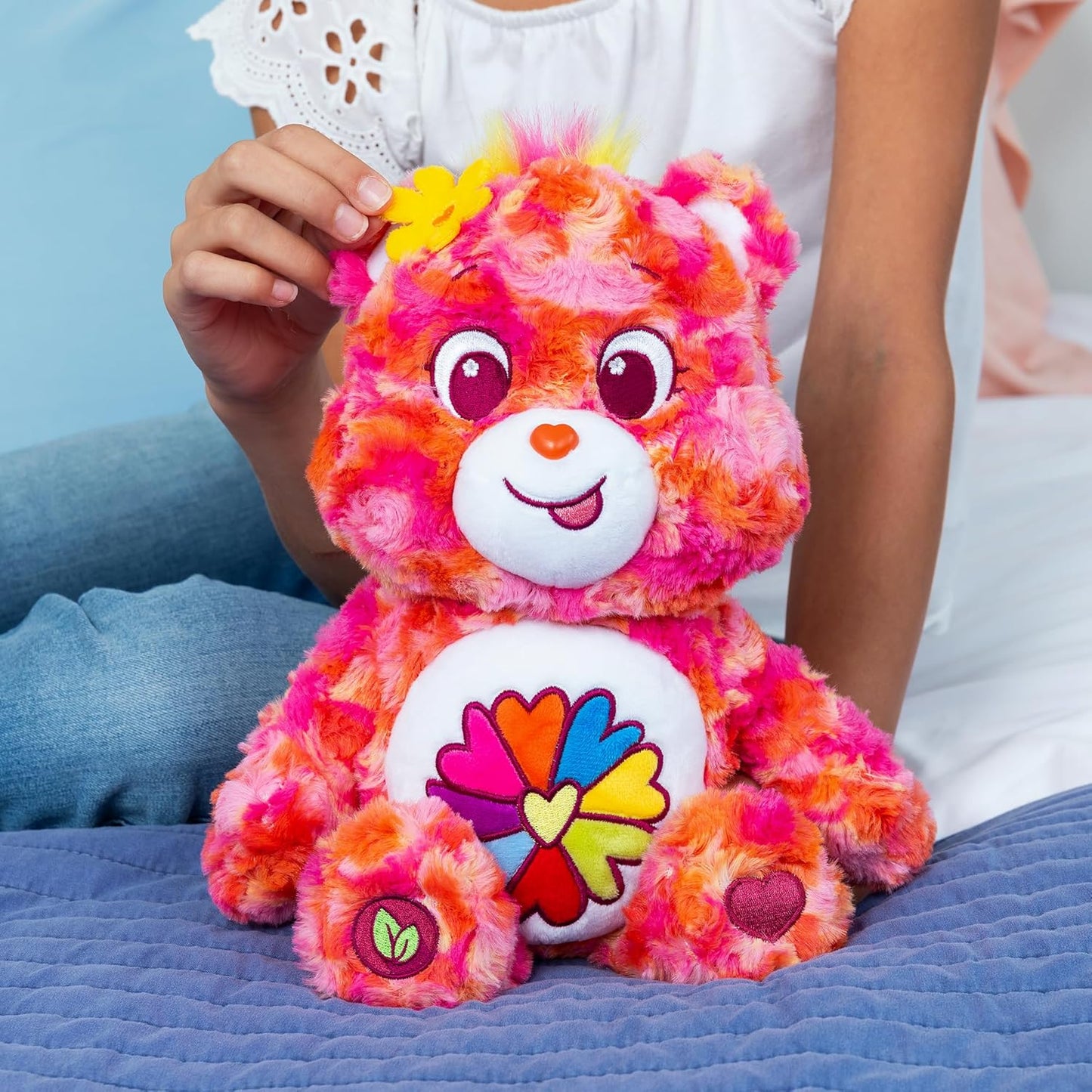 Care Bears, Flower Power Bear 35cm Peluche mediano, Respetuoso con el medio ambiente, Peluches coleccionables para niños, Peluches para niñas y niños, Lindos peluches adecuados para niñas y niños a partir de 4 años