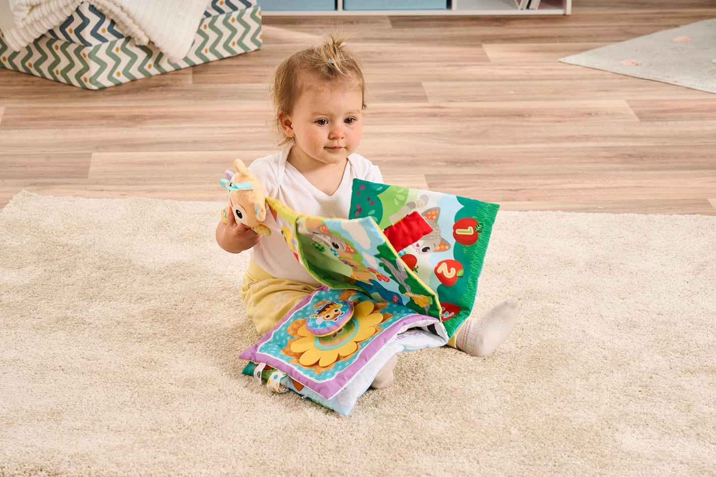 VTech Baby Hide and Peek Soft Book, Libro sensorial con 6 páginas táctiles, melodías y canciones y osito desmontable, juguete interactivo, regalo para bebés de 3, 6, 12, 18 meses en adelante, versión en inglés