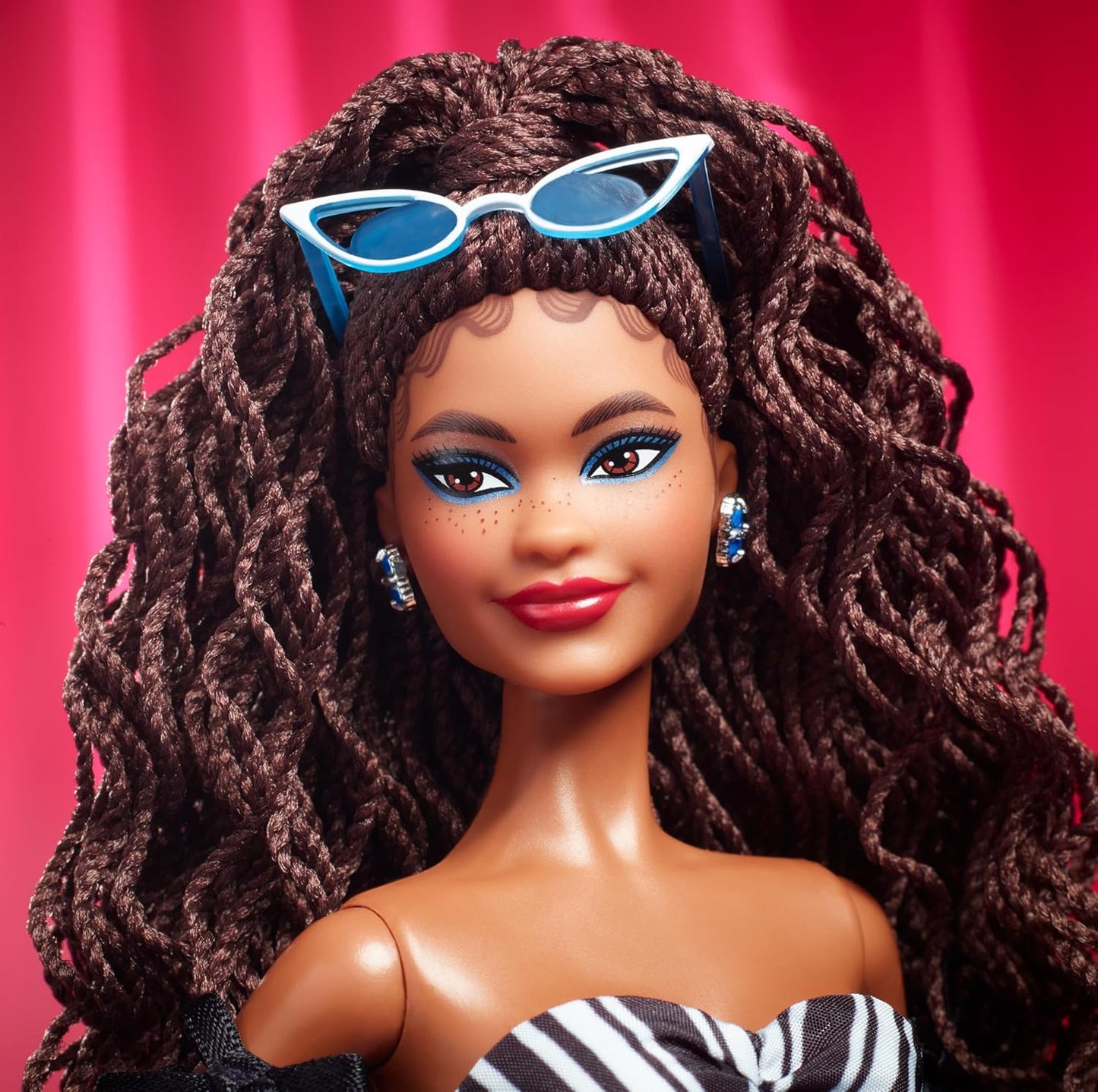 Barbie Boneca Signature, colecionável do 65º aniversário com cabelo trançado castanho, vestido preto e branco, brincos de safira e óculos de sol, HRM59