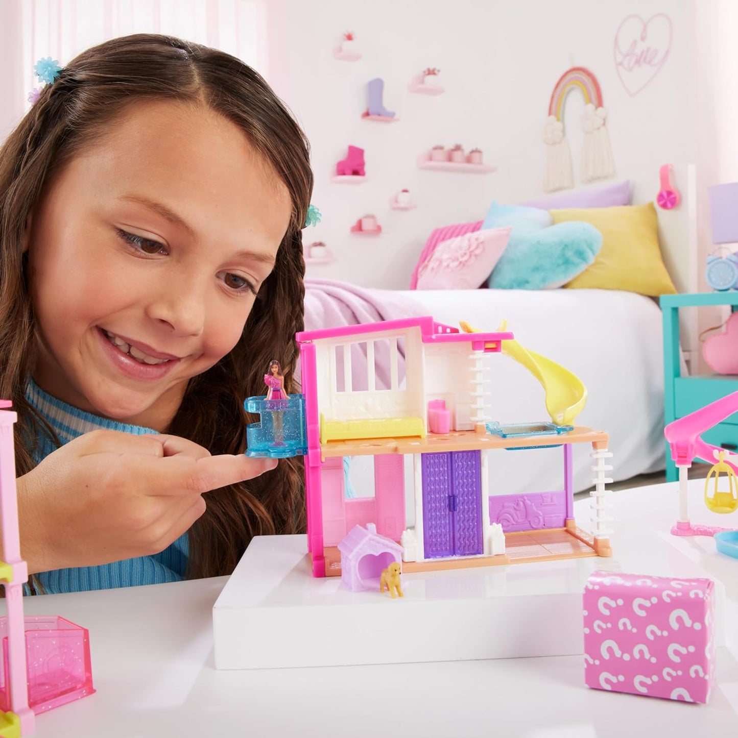 Barbie Mini BarbieLand Doll House Sets, Mini Dreamhouse com surpresa Boneca Barbie de 1,5 polegadas, Móveis e acessórios, Mais elevador e piscina, 4 anos ou mais, HYF47