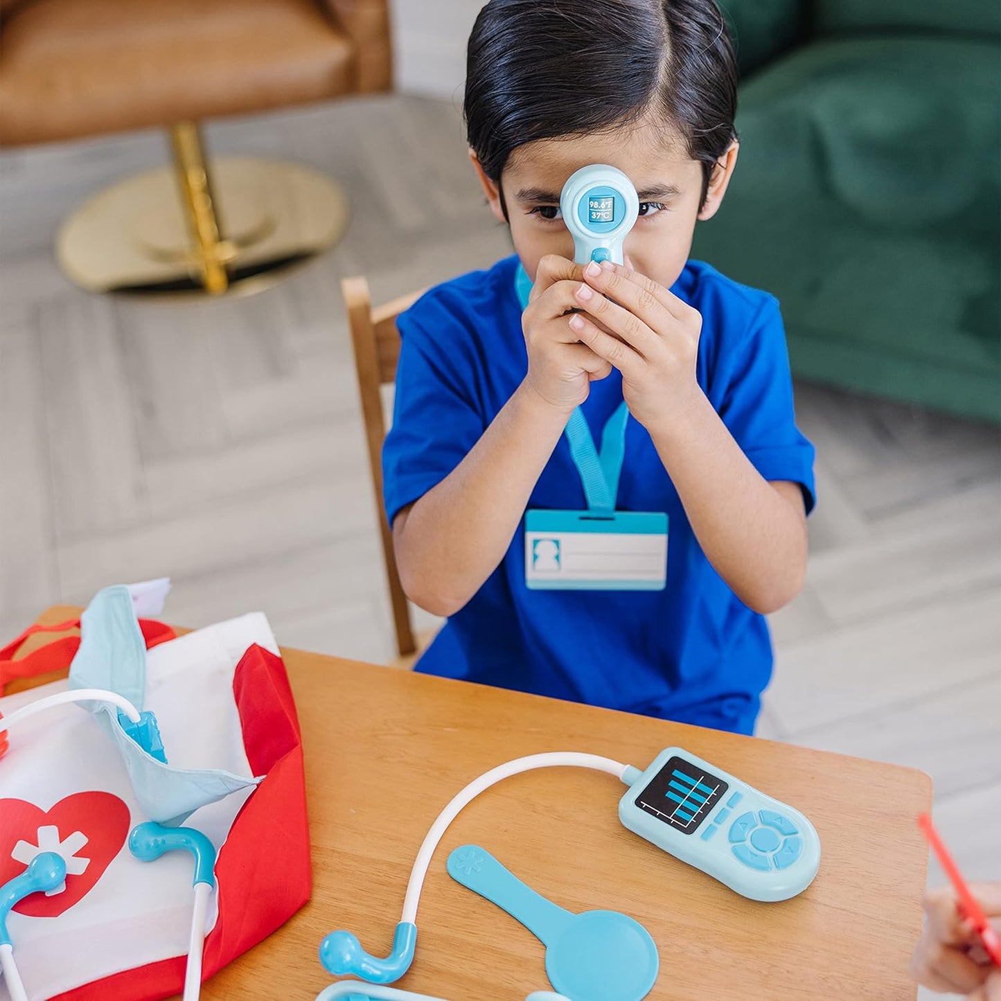 Melissa & Doug Conjunto de médicos para crianças, brinquedos educativos para meninas ou meninos de 3 anos ou mais, kit de médicos infantis para crianças, conjunto de médicos para presentes de meninas de 3 anos