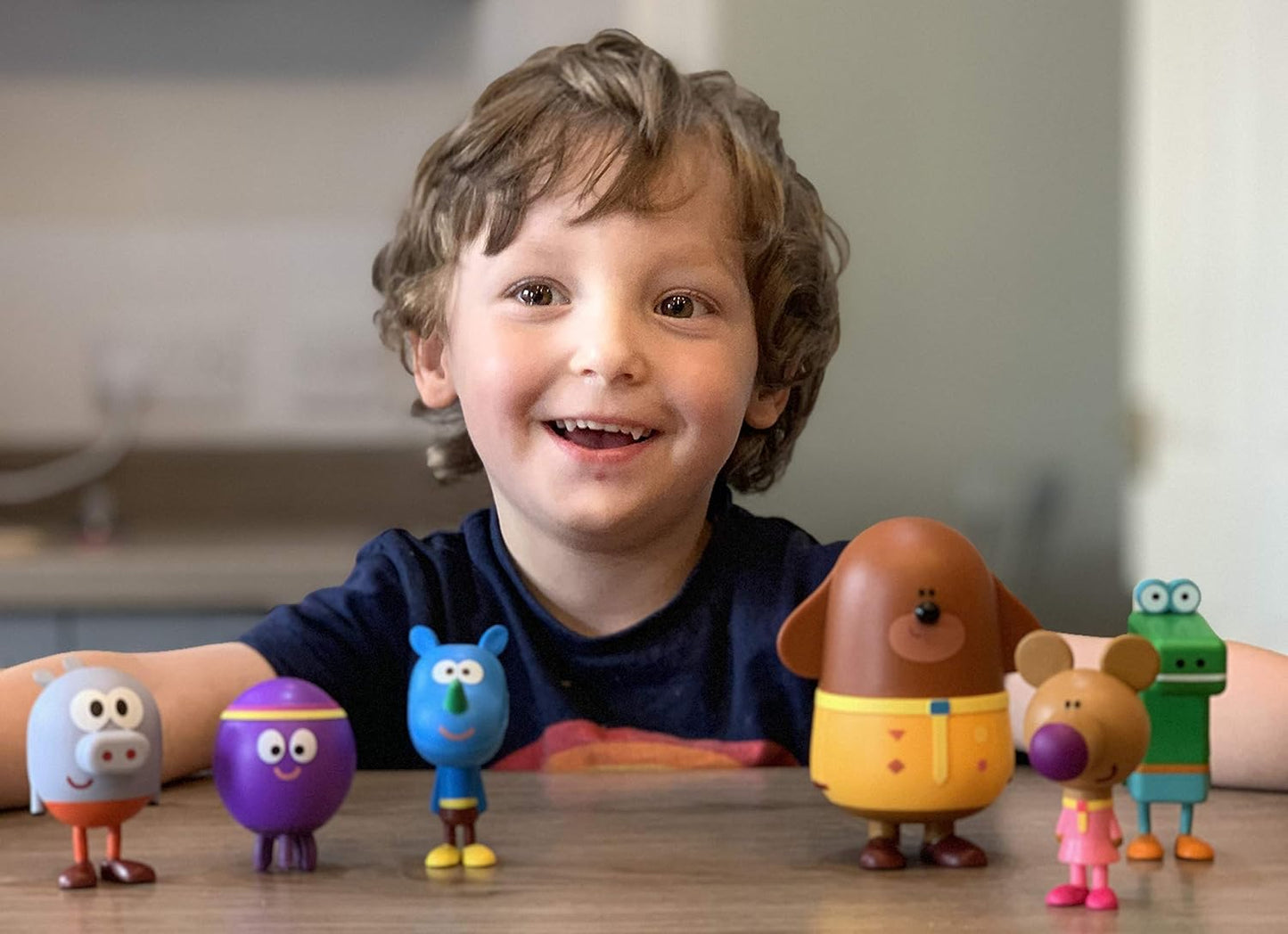 El juego de figuras de juguete Hey Duggee incluye a Duggee y sus ardillas. Juguetes perfectos para niños del programa de televisión CBeebies.