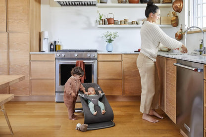 Ergobaby 3 em 1 Evolve Bouncer, espreguiçadeira ergonômica para bebês para recém-nascidos desde o nascimento até a criança, balanço para bebês com inserção para recém-nascidos (2,5 kg - 13,2 kg), cinza carvão