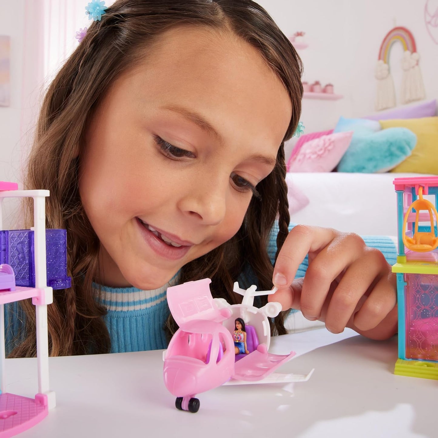 Barbie Mini BarbieLand Juego de muñeca y vehículo de juguete, muñeca Barbie de 1,5 pulgadas y avión de ensueño con puertas funcionales y cambio de color, HYF40