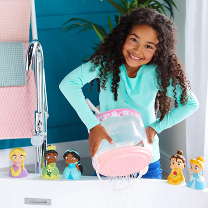 Disney Store Juego de juguetes de baño oficial de princesas Disney, juego de 5 piezas, incluye Rapunzel, Bella, Cenicienta, Tiana y Princesa Jasmine, juguetes de baño con cubo de almacenamiento, apto para 6 meses en adelante