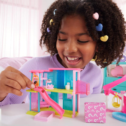 Barbie Mini BarbieLand Doll House Sets, Mini Dreamhouse com surpresa Boneca Barbie de 1,5 polegadas, Móveis e acessórios, Mais elevador e piscina, 4 anos ou mais, HYF46