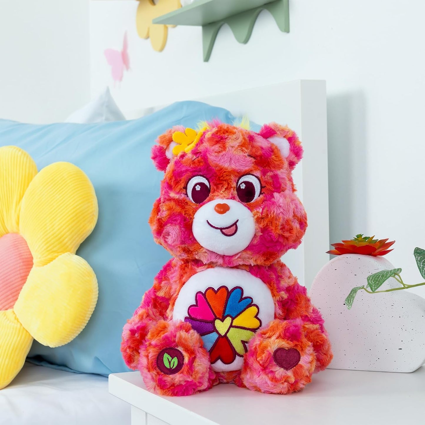 Care Bears, Flower Power Bear 35cm Peluche mediano, Respetuoso con el medio ambiente, Peluches coleccionables para niños, Peluches para niñas y niños, Lindos peluches adecuados para niñas y niños a partir de 4 años