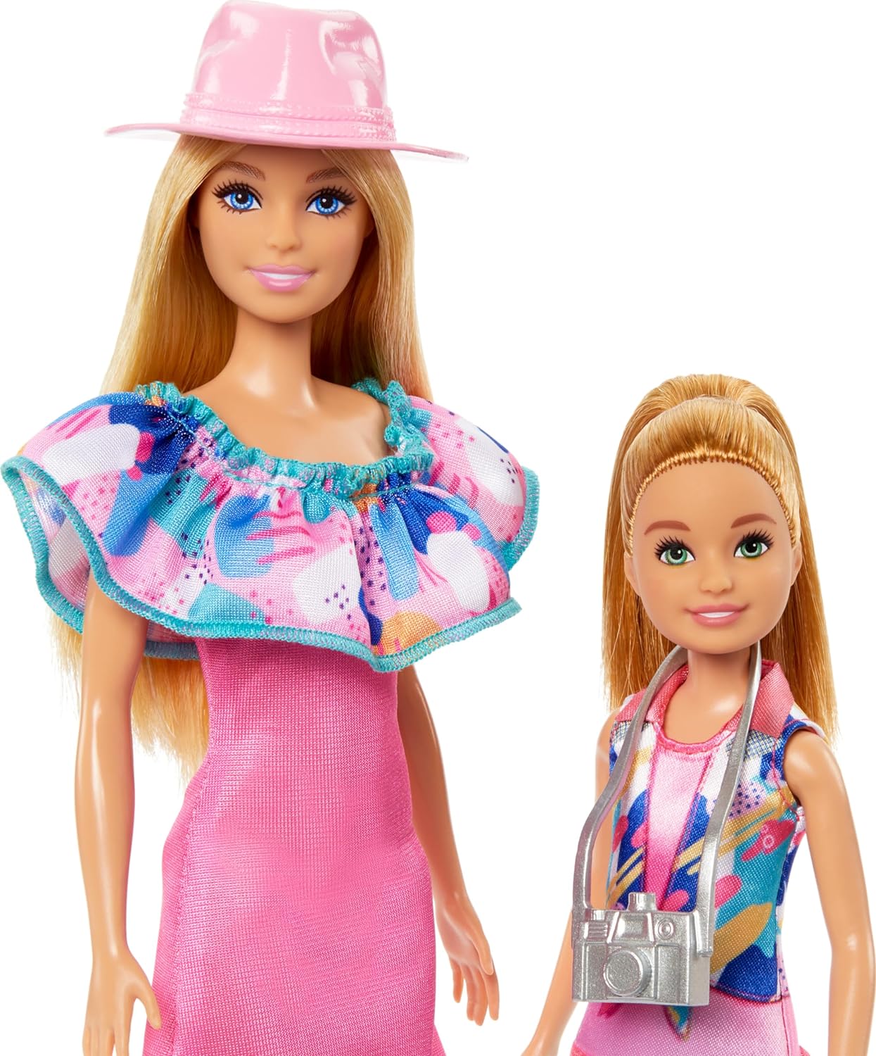 Barbie & Stacie Conjunto de bonecas com 2 cães de estimação e acessórios, bonecas com cabelos loiros e olhos azuis, roupas de verão, HRM09