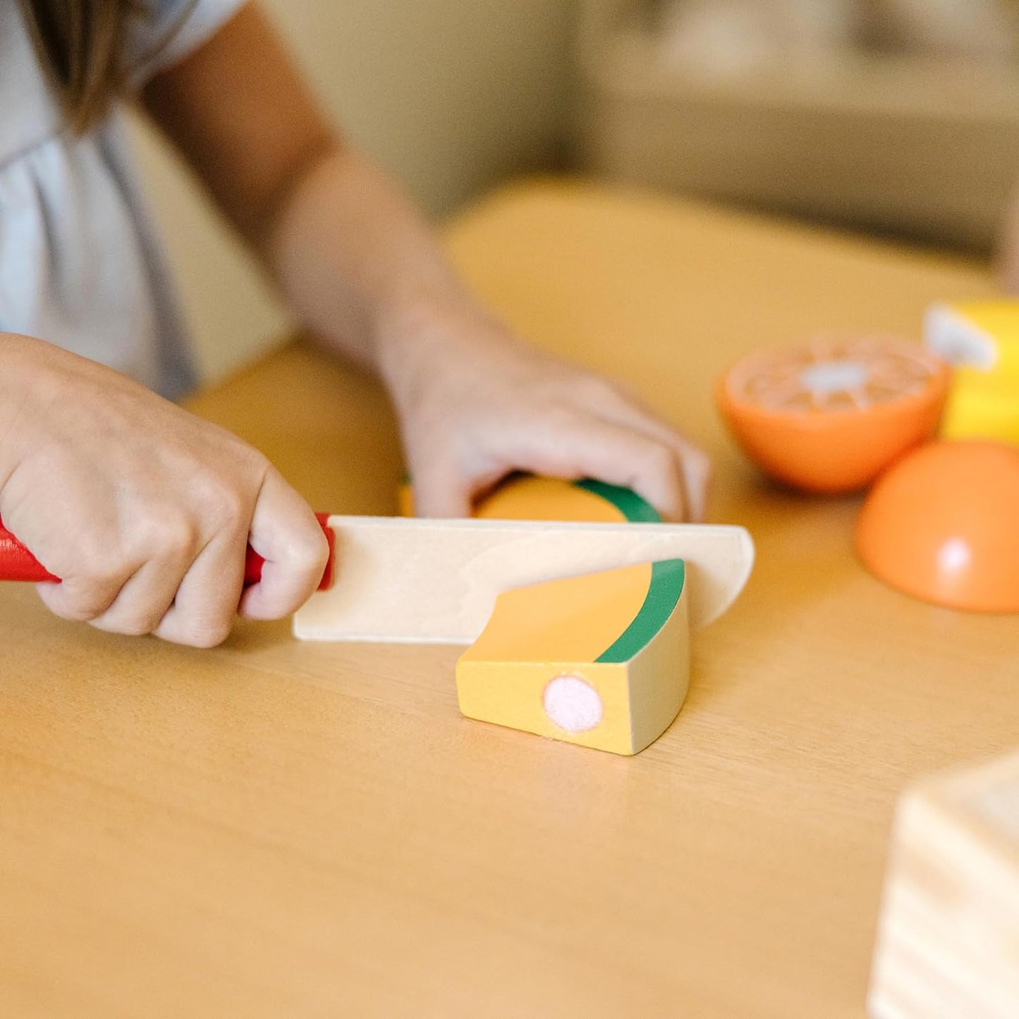 Melissa & Doug Conjunto de corte de brinquedos de frutas de madeira | Crianças brincam com comida | Brinquedos de dramatização para crianças | Acessórios de cozinha para crianças | 3+ | Presente para menino ou menina, preto