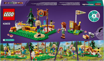 LEGO Conjunto de campo de tiro com arco Friends Adventure Camp, brinquedo de construção para meninas, meninos e crianças de 6 anos ou mais, com arco e flechas de brinquedo, 2 minibonecas, uma figura de guaxinim e acessórios, ideia de