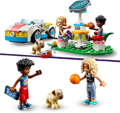 LEGO Carro elétrico e carregador Friends, brinquedo de veículo ecológico para meninas, meninos e crianças de 6 anos ou mais, conjunto de aventura de dramatização com personagens de miniboneca Nova e Zac e uma figura