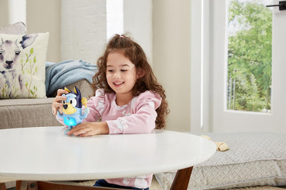 VTech Shake It Bluey, Personaje Oficial, Juguete Interactivo para Niños con Música, Sonidos y Frases de la Serie de TV, Regalo Educativo para Niños de 3, 4, 5 años en adelante, Versión en Inglés