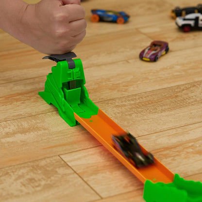 Hot Wheels Conjunto de pistas com 1 carro Hot Wheels, conjunto de construção de pistas com tema tóxico com 10 peças de pista para criar acrobacias de salto, vem em uma caixa de armazenamento modular e empilhável