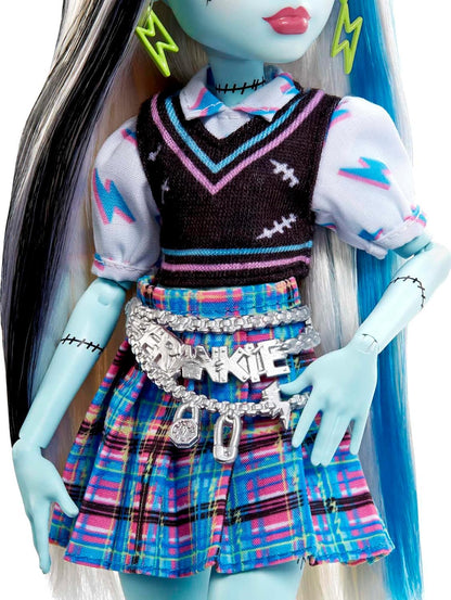 Monster High Boneca Frankie Stein, boneca Frankenstein moderna com cabelo preto e branco, brinquedo para cachorro Watzie e acessórios para bonecas, brinquedos para maiores de 4 anos, uma boneca, HHK53