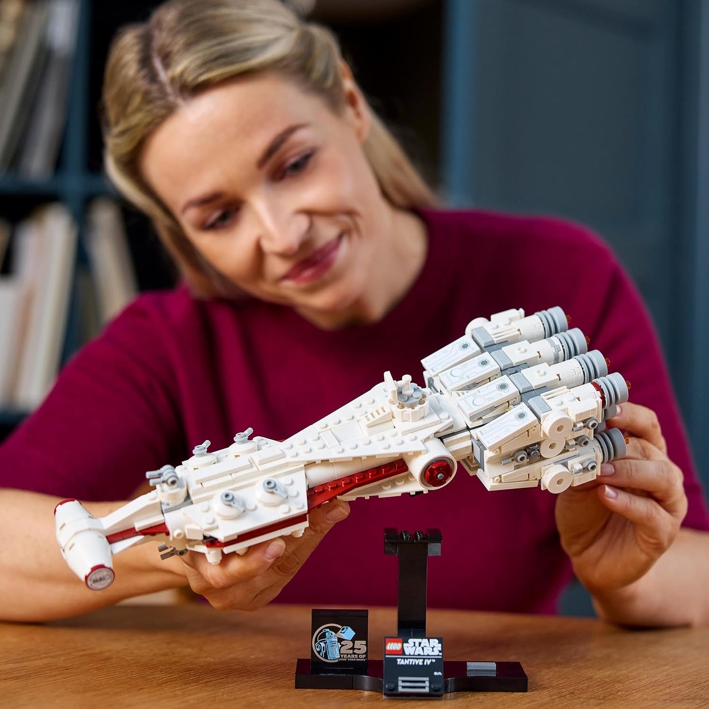 LEGO Conjunto Star Wars Tantive IV, kit de modelo de nave estelar colecionável do 25º aniversário para adultos construirem, veículo icônico de uma nova esperança, casa de recordações, presentes de decoração de escritório para homens, mulheres e fãs 75376