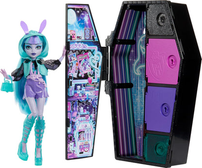 Monster High Boneca e conjunto de moda, boneca Twyla, Skulltimate Secrets: Neon Frights, armário de vestir com mais de 19 surpresas, HNF82