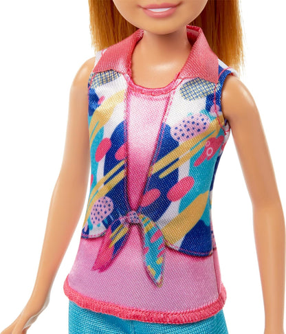 Barbie & Stacie Conjunto de bonecas com 2 cães de estimação e acessórios, bonecas com cabelos loiros e olhos azuis, roupas de verão, HRM09