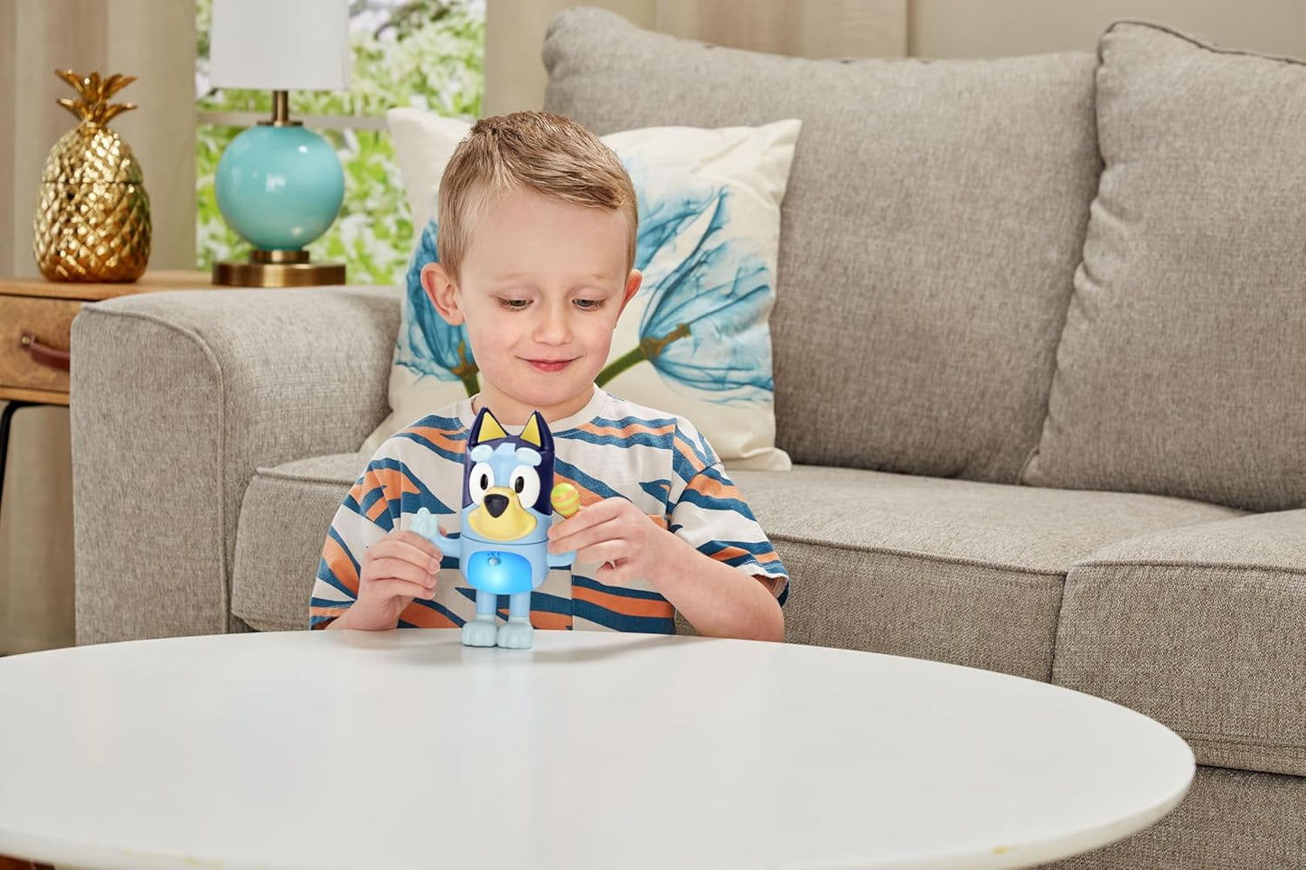 VTech Shake It Bluey, Personaje Oficial, Juguete Interactivo para Niños con Música, Sonidos y Frases de la Serie de TV, Regalo Educativo para Niños de 3, 4, 5 años en adelante, Versión en Inglés