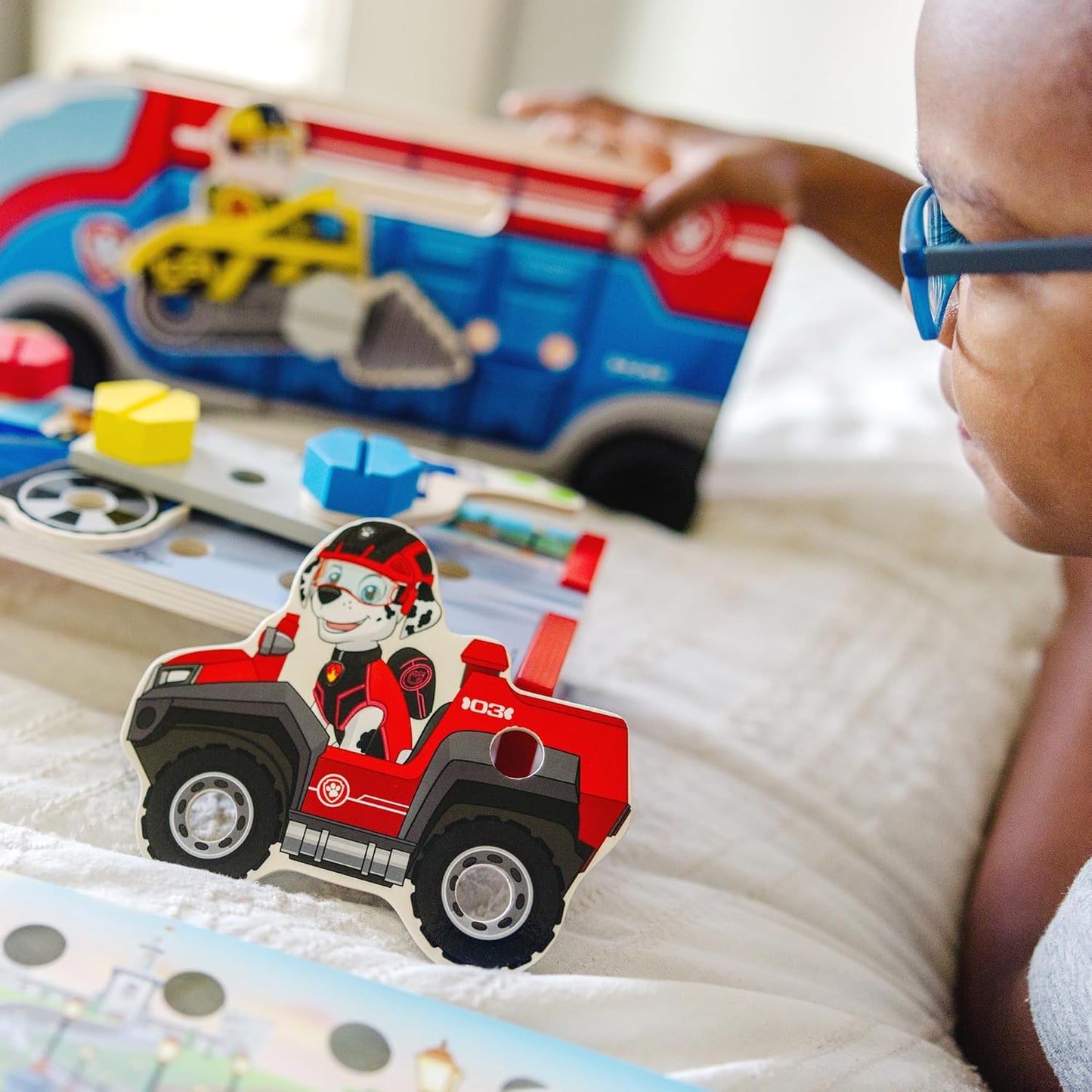 Melissa & Doug Caminhão de brinquedo PAW Patrol com blocos de construção de madeira com alfabeto e número, brinquedos infantis para meninas e meninos de 3 anos ou mais, brinquedos PAW Patrol para meninos, presente de veículos infantis para menino ou