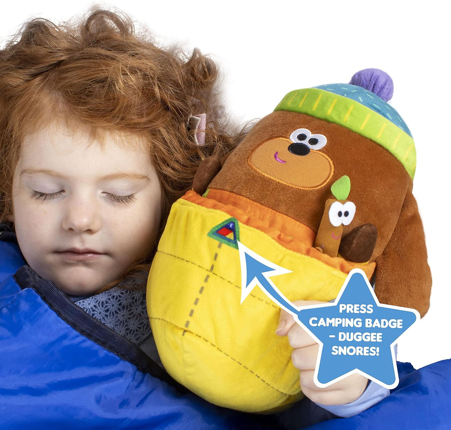 Hey Duggee Sonidos y música: explora y ronca Camping Duggee con palo adhesivo y saco de dormir reversible Peluche reciclado sostenible. ¡2 en 1! Incluye actividades QR (2174), naranja