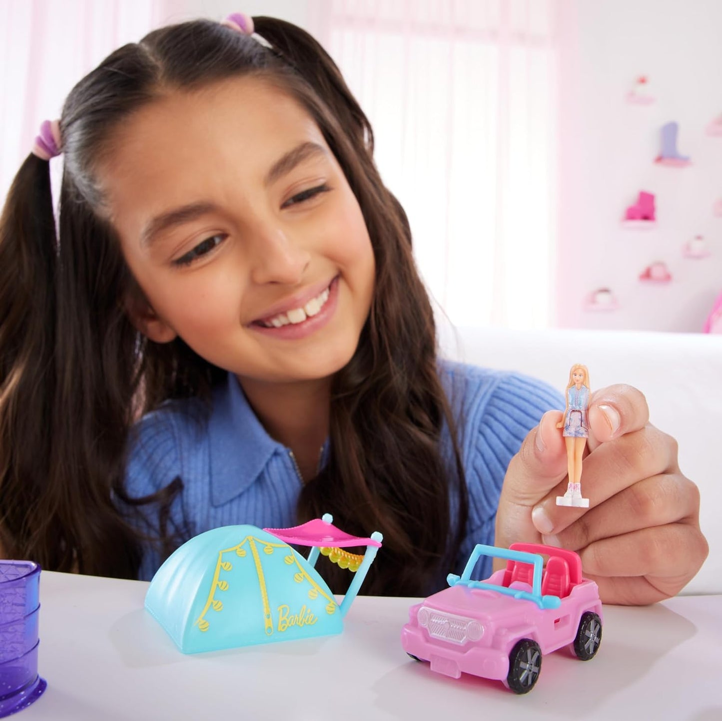 Barbie Mini BarbieLand Boneca e Conjunto de Veículo de Brinquedo com Boneca Barbie de 1,5 polegadas, SUV que muda de cor e Acessório de Tenda, HYF43