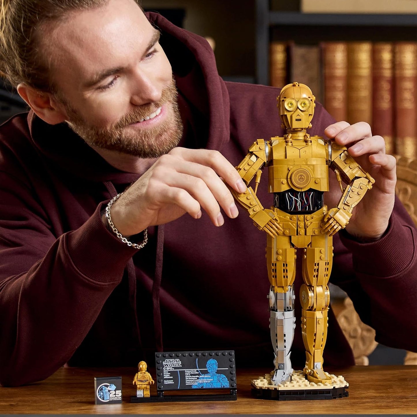 LEGO Conjunto de construção de figuras Droid Star Wars C-3PO, kit de modelo colecionável para adultos construirem com minifigura de personagem e expositor, ideia de presente nostálgico para homens, mulheres, ele, ela e fãs