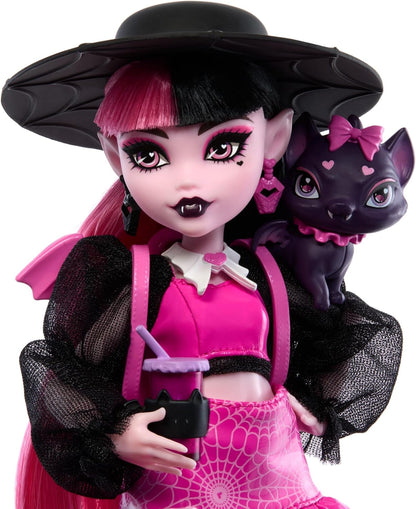 Monster High Boneca Draculaura com Pet Bat-Cat Count Fabulous e acessórios como mochila, livro de feitiços, caixa de bento e muito mais