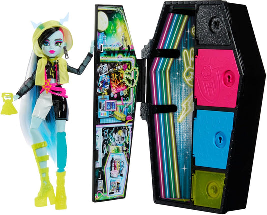 Monster High Boneca e conjunto de moda, boneca Frankie Stein, Skulltimate Secrets: Neon Frights, armário de vestir com mais de 19 surpresas, HNF79